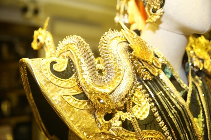 1. Trang phuc & mao cua Ngoc Hoang do NSUT Hoai Li