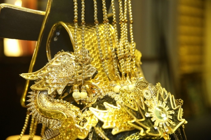 1. Trang phuc & mao cua Ngoc Hoang do NSUT Hoai Li