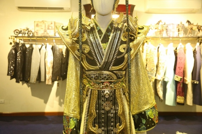 1. Trang phuc & mao cua Ngoc Hoang do NSUT Hoai Li