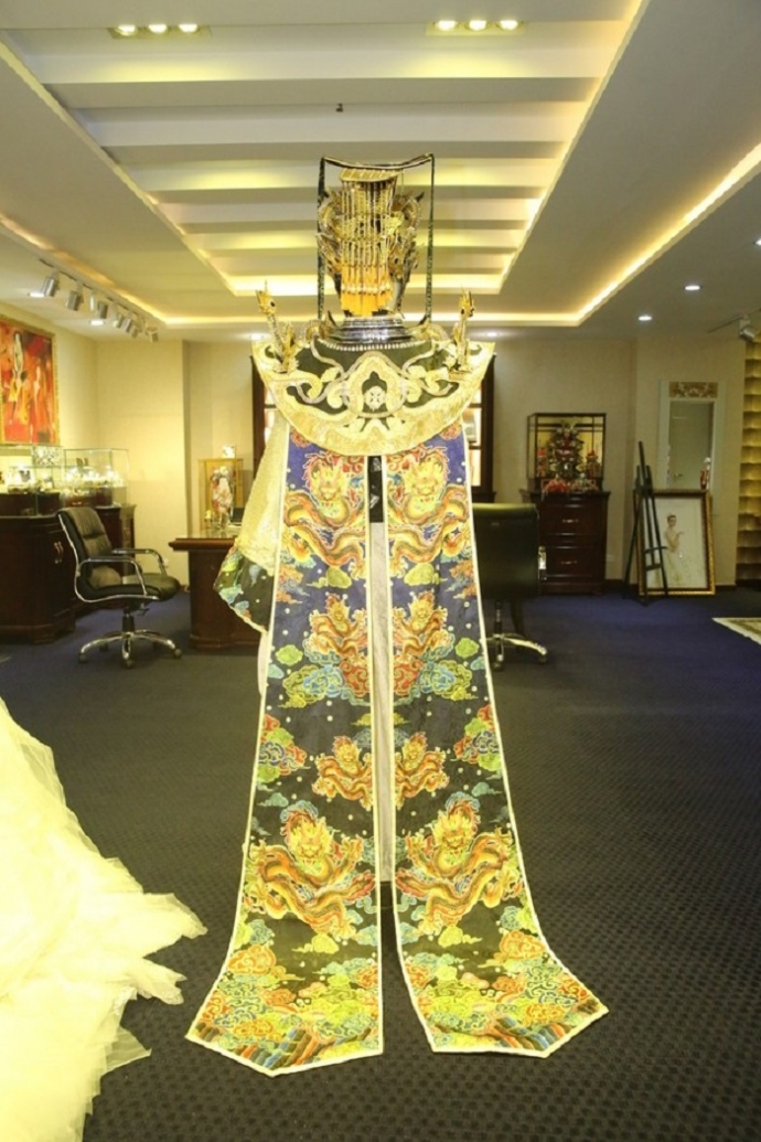 1. Trang phuc & mao cua Ngoc Hoang do NSUT Hoai Li