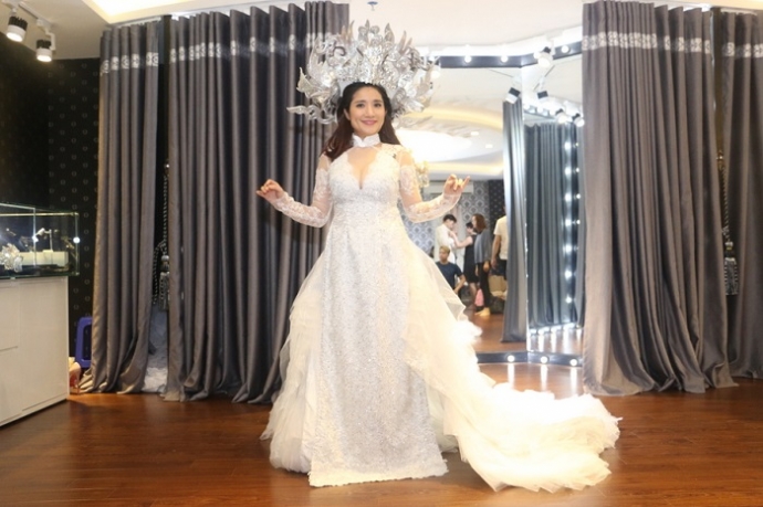 Dien vien Cat Tuong thu trang phuc Tao (1)