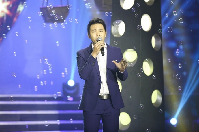 3. Ca si Huy Luan the hien ca khuc Den khuya (1)