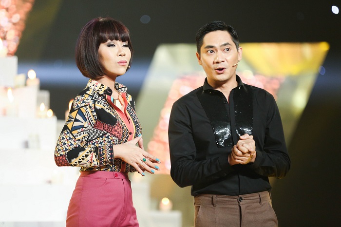 Thai-Chau-doa-lay-roi-danh-chau-gai-ngay-tren-san-