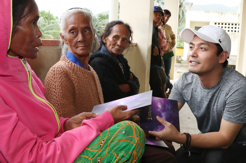 MC Phan Anh va TS tham hoi nguoi dan (2)