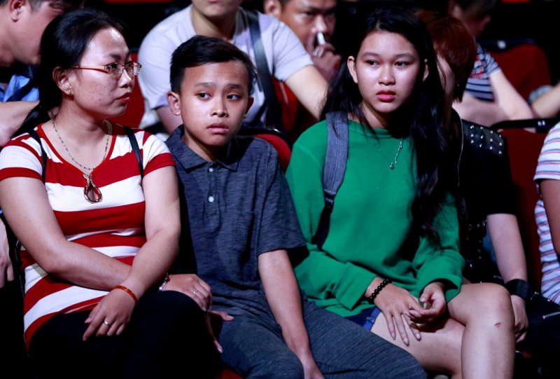 5. Ho Van Cuong den co vu me va cac chi gai nuoi (