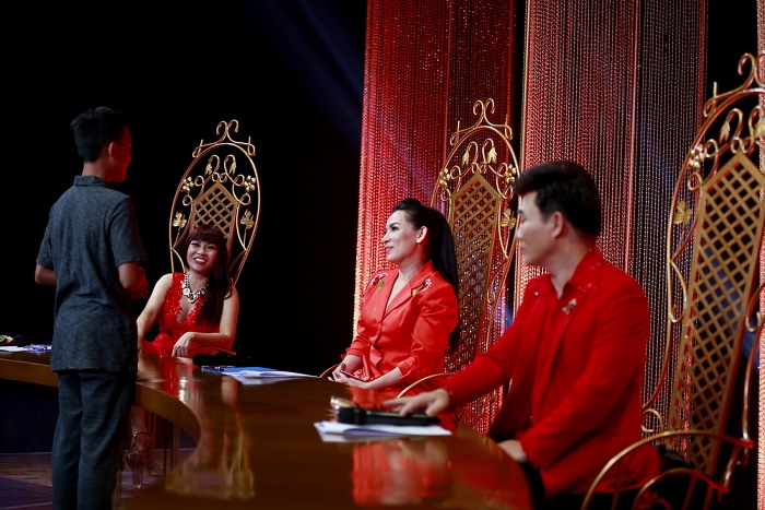 5. Ho Van Cuong den co vu me va cac chi gai nuoi (