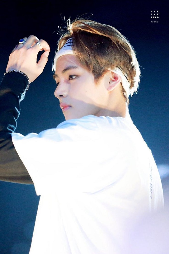 -v-taehyung-bts-wallpaper