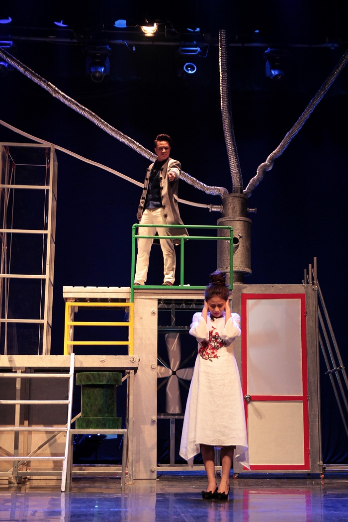 Một cảnh trong vở Hoa c&uacute;c xanh tr&ecirc;n đầm lầy _ ảnh 