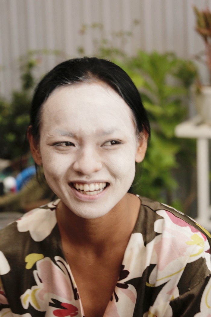 Mai Ngo su dung kem tron voi khuon mat trang bet2