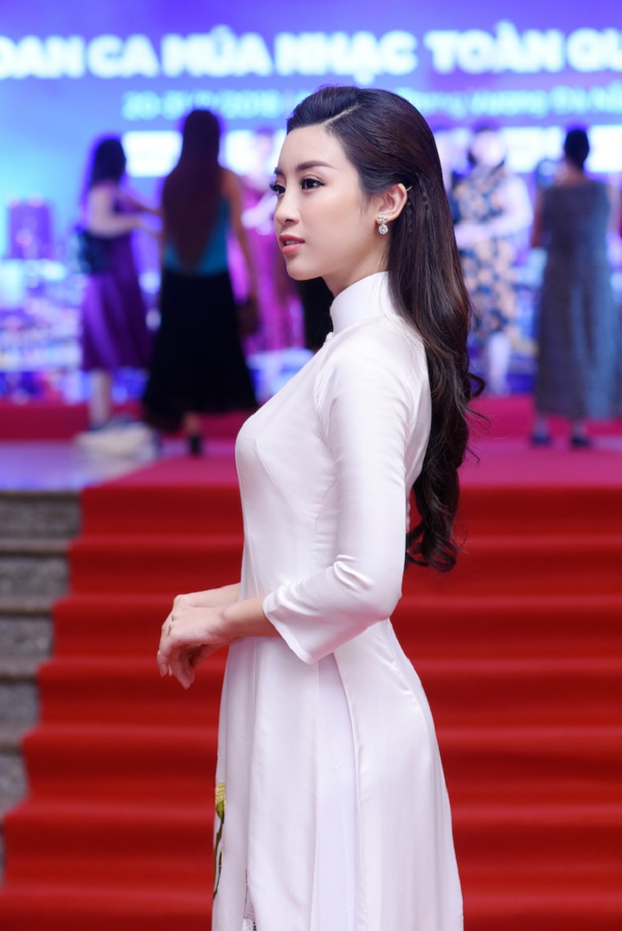 Hoa hau Do My Linh 7