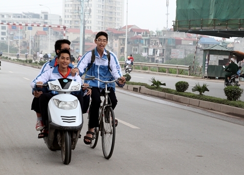 hoc-sinh-di-xe-dap-dien-vi-pham-phap-luat-giao-tho