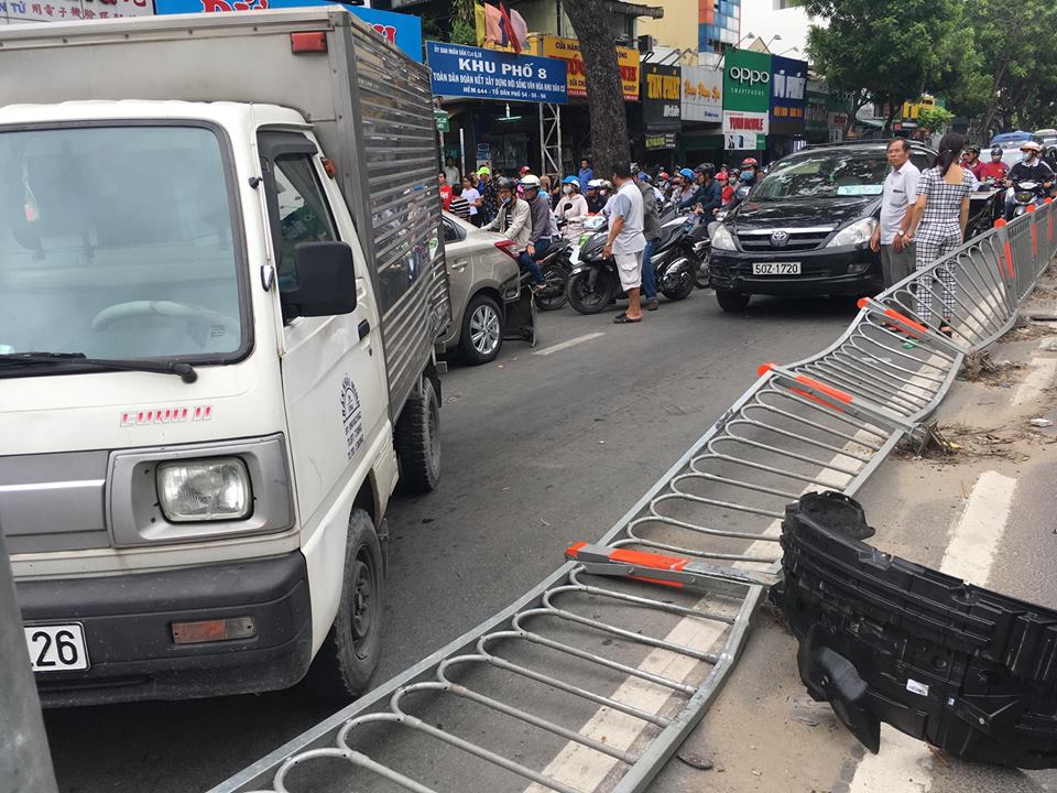 xe-dien-ban-tai-gay-tngt-lien-hoan3