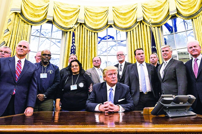 Tổng thống Mỹ Donald Trump chụp ảnh c&ugrave;ng Ph&oacute; Tổng 