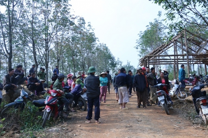 Hàng trăm người dân xóm 6, 7 xã Hà Linh kéo nhau l