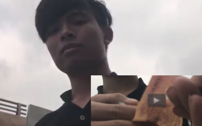 Nam thanh ni&ecirc;n thu tiền tr&ocirc;ng xe v&agrave; cho biết khu đ