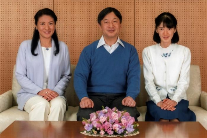 Thái tử Naruhito cùng .