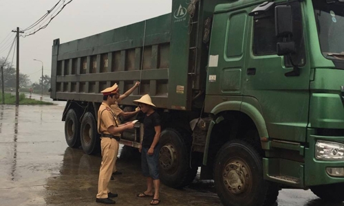 CSGT bắt xe tải cơi nới th&ugrave;ng