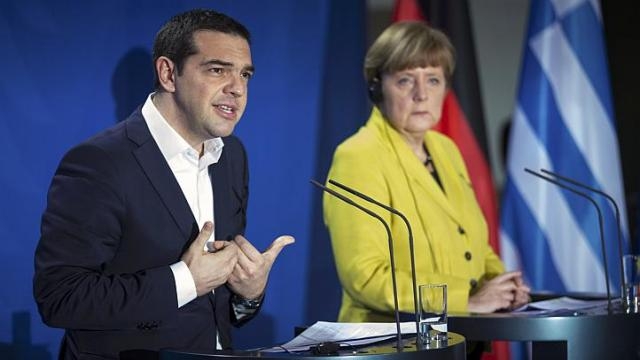 Thủ tướng Hy Lạp Alexis Tsipras  (tr&aacute;i) n&ecirc;u vấn đề