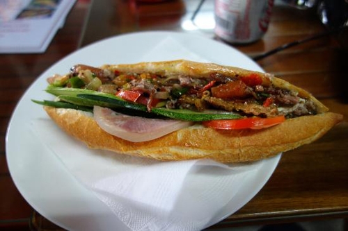 banh mi Hoi An hap dan ca nguoi ban dia va khach q