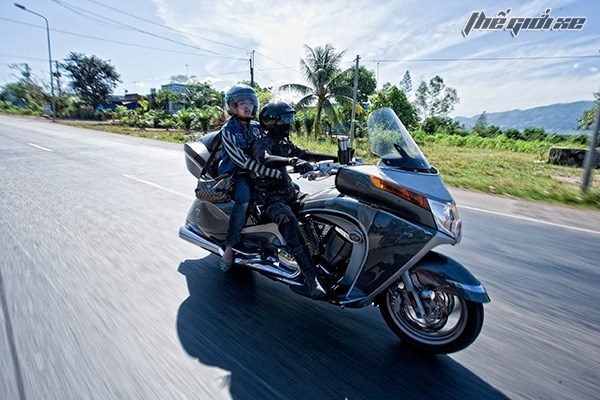 đi m&ocirc; t&ocirc; ph&acirc;n khối lớn v&agrave;o đường cao tốc