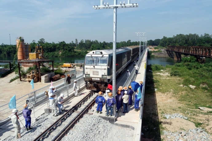 Chuyến t&agrave;u đầu ti&ecirc;n qua cầu đường sắt s&ocirc;ng Bồ mới 