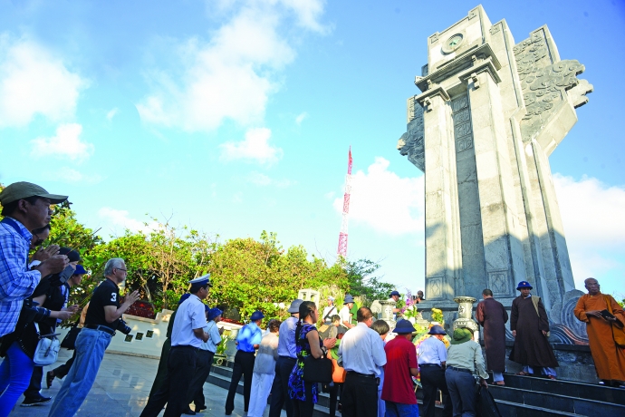 Kiều b&agrave;o về thăm Tổ quốc, ra viếng đ&agrave;i liệt sĩ tr&ecirc;