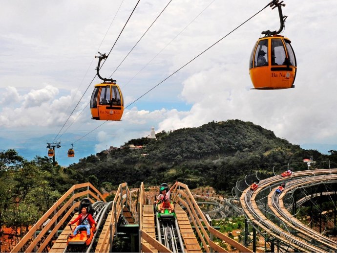 Du kh&aacute;ch tận hưởng cảm gi&aacute;c th&iacute;ch th&uacute; với tr&ograve; trượ