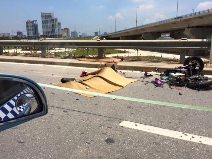 hiện trường vụ tai nạn cầu nhật t&acirc;n 1 phụ nữ tử vo