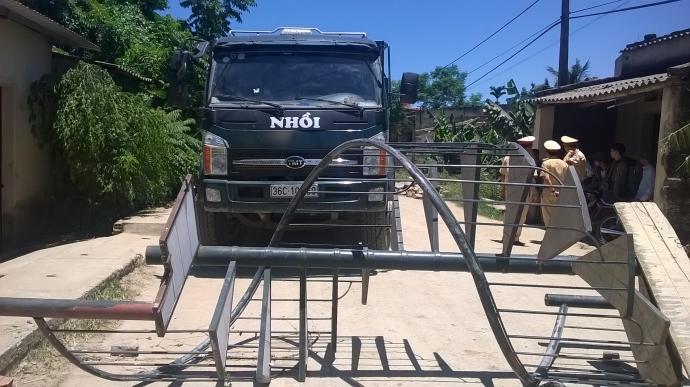 D&acirc;n lập r&agrave;o chắn xe chở đất