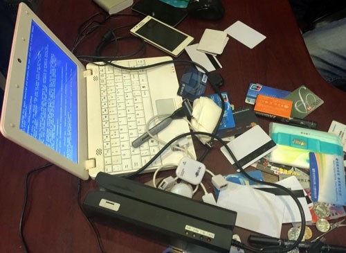 người Trung Quốc d&ugrave;ng ATM giả r&uacute;t tiền