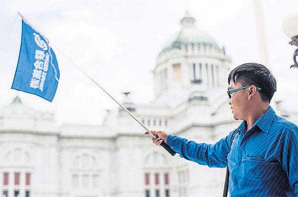 Hướng dẫn kh&aacute;ch du lịch Trung Quốc tại Cung điện A