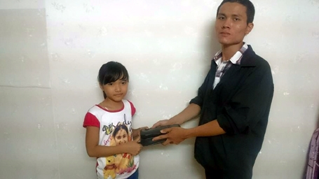 b&eacute; g&aacute;i nhặt được v&iacute; tiền