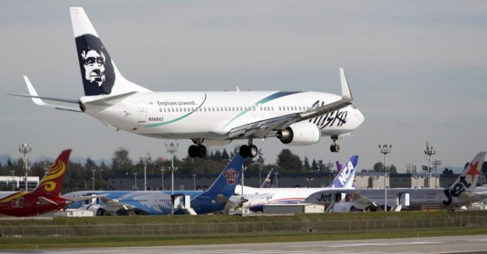 4 tiếp vi&ecirc;n của h&atilde;ng h&agrave;ng kh&ocirc;ng Alaska Airlines đệ