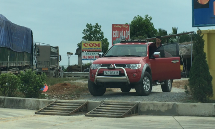bắc cầu từ đường cao tốc cho xe tải vào quán