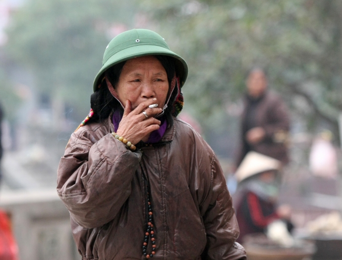 Người nghiện thuốc lá vừa tốn tiền mua thuốc lại c