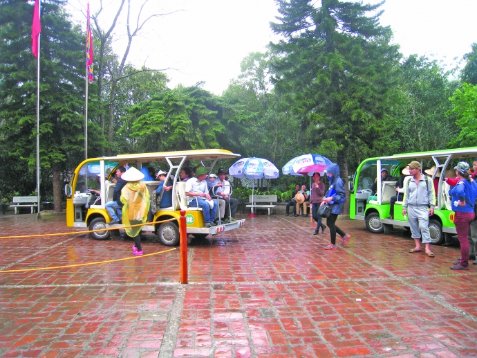 Xe dien cho khach du lich tai chua Y&ecirc;n T-, Qu-ng N