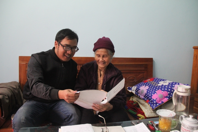 Cựu chiến binh Ho&agrave;ng Thị M&ugrave;i kể lại thời h&agrave;o h&ugrave;ng 