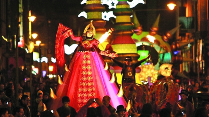 Vũ c&ocirc;ng nhảy m&uacute;a tưng bừng khắp c&aacute;c đường phố ở Du