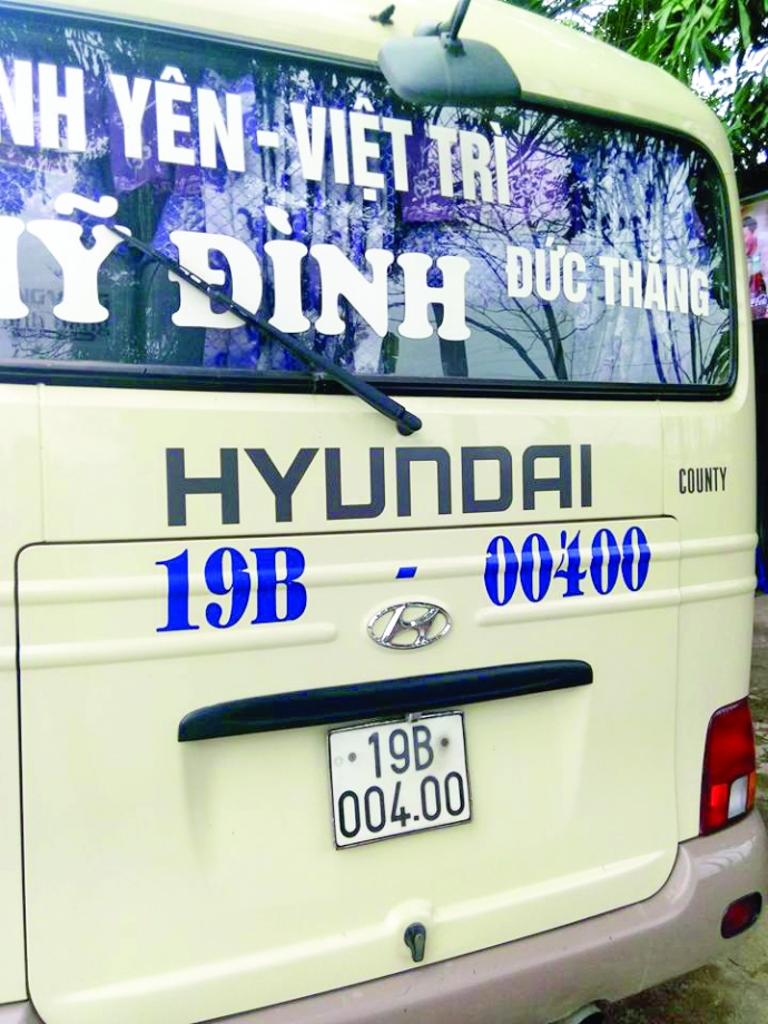 xe kh&aacute;ch bị c&ocirc;n đồ cầm kim ti&ecirc;m cướp tiền