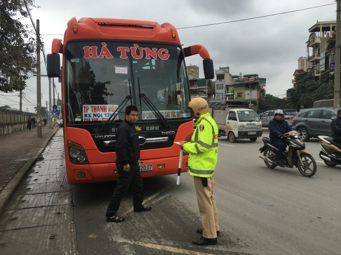 CSGT h&oacute;a trang ghi h&igrave;nh xe vi phạm