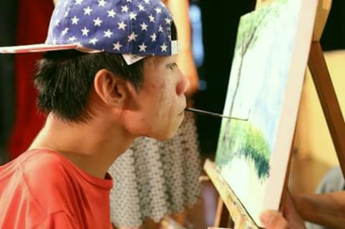 le-minh-chau-ve-tranh-bang-cach-ngam-but-trong-mie