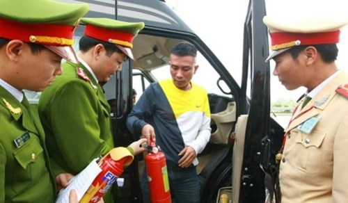 ra qu&acirc;n kiểm tra &ocirc; t&ocirc; lắp b&igrave;nh chữa ch&aacute;y