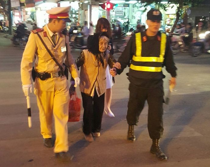 CSGT đưa cụ b&agrave; đi lạc về nh&agrave;