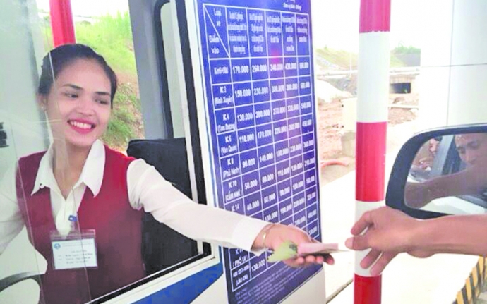 Nụ cười của nh&acirc;n vi&ecirc;n thu ph&iacute; gi&uacute;p c&aacute;c l&aacute;i xe giảm