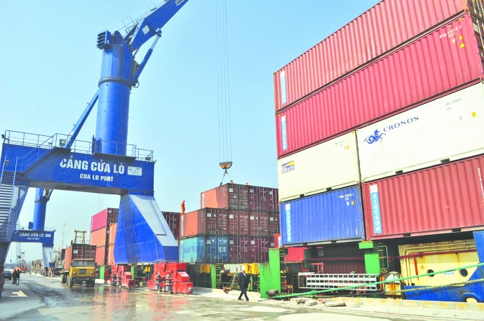 Bốc xếp container tại Cảng cửa L&ograve;1