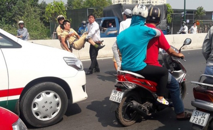 tông gãy chân CSGT