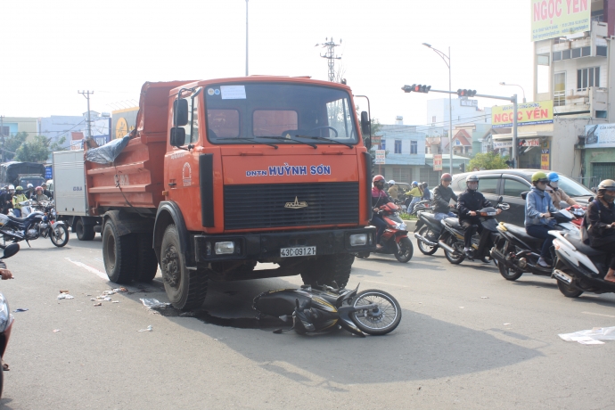 Bi-xe-tai-keo-le-5m-hai-co-gai-nguy-kich-1