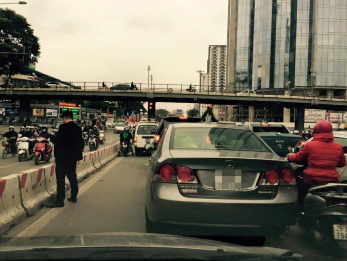 đi t&egrave; giữa phố