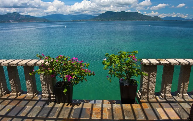 B&atilde;i Ngang c&oacute; khu resort vươn ra s&aacute;t biển