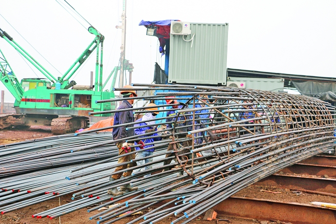 thi c&ocirc;ng cầu Bạch Đằng